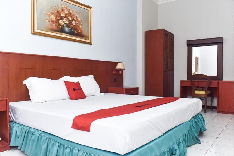 Reddoorz Near Kampung Warna Warni Hotel Malang Room photo